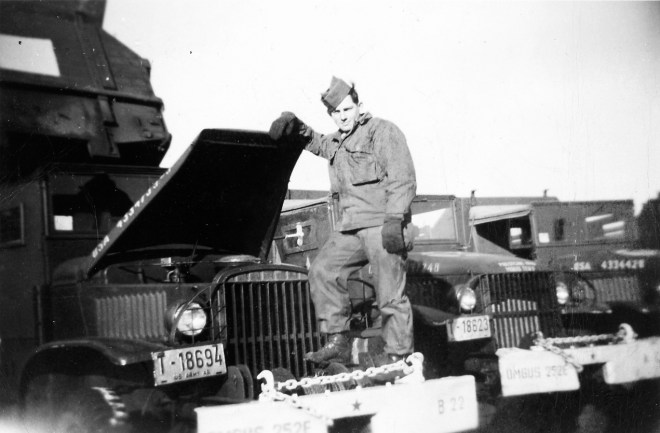 Amerikaanse  legervoertuigen, ingezet voor verovering Duitse Rijnland. Met moeder of zus bevriende soldaat poseert hier.