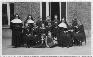 Kitty Pauly zit helemaal rechts. Opname pensionaat Roclenge-sur-Geer (1936).  Zus Anny Pauly op achterste rij, staand tussen twee anderen.