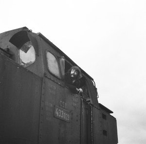 op de uitkijk, assistent-bestuurder stoomlocomotief, Tsjecho-Slowakije, 1975