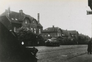 Amerikaanse tank houdt stil tegenover Ganzeweide 33, 16 september 1944